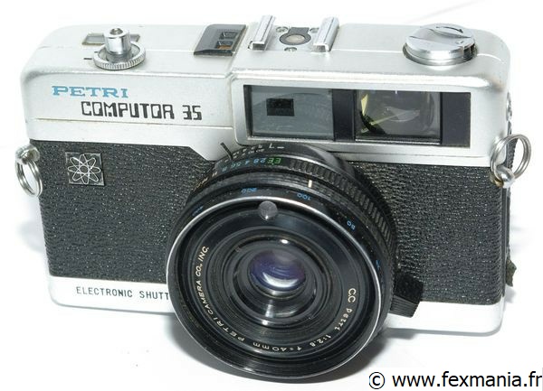Petri Computor 35
Période de production : 1970 à 1974 - Japon - n° 042448
Type : compact télémétrique à objectif fixe
Format : 24x36 mm sur film 135
Viseur : collimaté sans correction de la parallaxe
Objectif : CC Petri 1:2.8 f=40 mm
Mesure de l'exposition : cellule CDS couplée avec affichage des zones de sous ou sur-exposition dans le viseur et sur le capot
Sensibilité du film : 25 à 800 ASA
Obturateur : central électronique
Déclencheur : sur le capot avec embout fileté pour déclencheur souple
Synchronisation : X par contact central sur la griffe et prise coaxiale sur le côté
Griffe : oui
Ecrou de pied : oui
Armement : levier à une seule manoeuvre - compteur de vues avec remise à zéro automatique
Rembobinage du film : par manivelle télescopique sur le capot
Ouverture du dos : par poussoir sur le côté et charnière
Alimentation : 2 piles de 1,35 v
Dimensions : 126 x 83 x 60 mm
Poids : 458 g Petri Computor 35.jpg